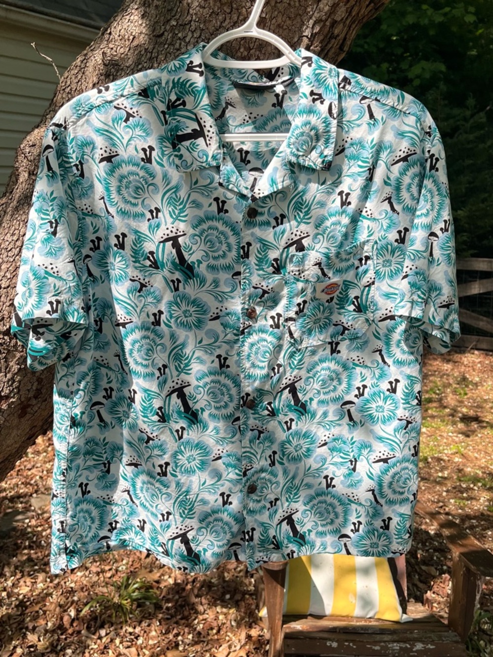 Print with mushrooms shirt from Dickies. Size S. Good condition.